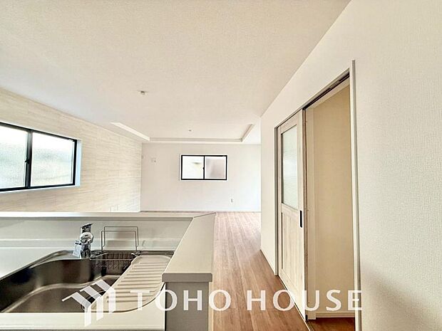 光が注がれる青い空から鮮やかに赤色にゆっくりと染まる。そんな優しい時間がここでは流れてゆく。