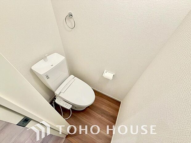 十分な広さと清潔感のあるカラーで纏まったおトイレ。時間に余裕とゆとりを持たせます。