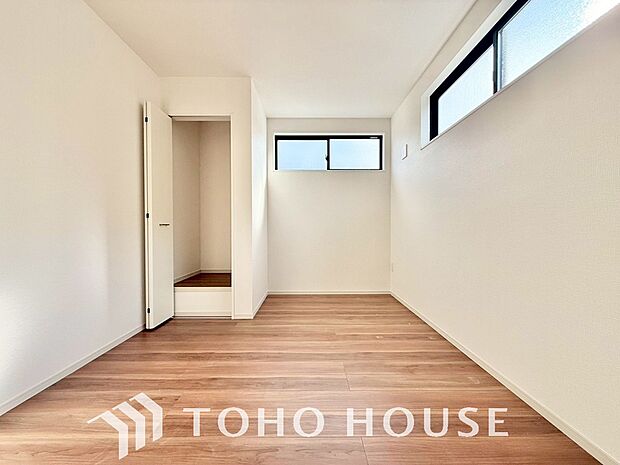 建物内部の収納には拘りました。共有部分に設けた収納。お荷物が多い方にも安心です。