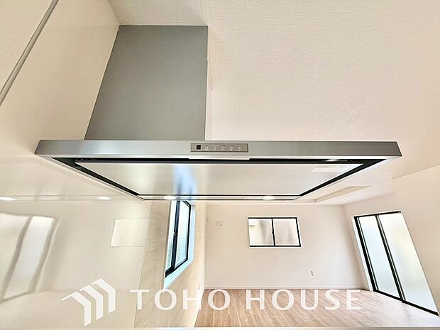 昨今主流のスリムタイプのレンジフード。スタイリッシュな見た目からインテリアとしても人気がある型です。