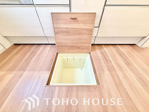 キッチン下部に設けた床下収納。缶詰のストックや非常食、梅酒や味噌などの保存食入れとして利用可です。