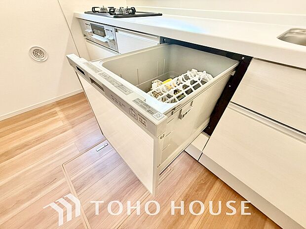 ビルトイン食器洗浄乾燥機付きのシステムキッチン。毎日の家事負担を軽減する嬉しい設備です。