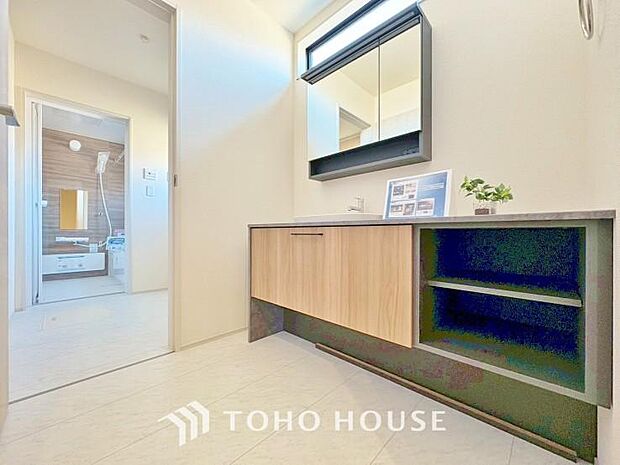 平日の朝であっても、落ち着きとくつろぎを感じられる空間。気持ちよく身だしなみを整えられます。