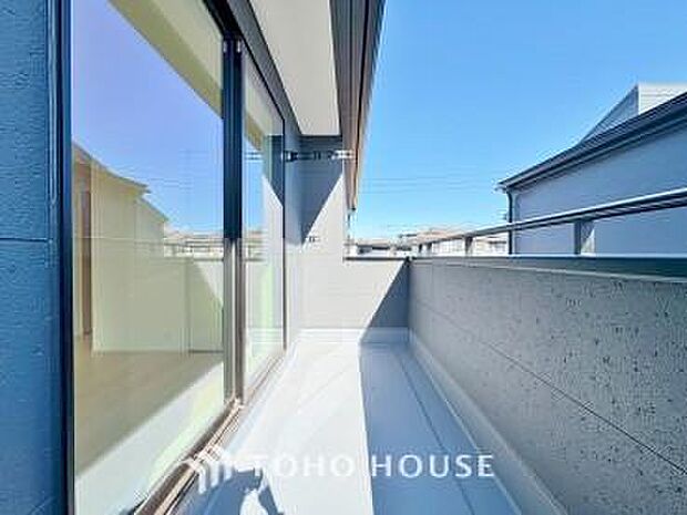 頬をなでる優しい風を感じることが出来るバルコニー。つい深呼吸をしたくなる気持ちの良い眺望です。