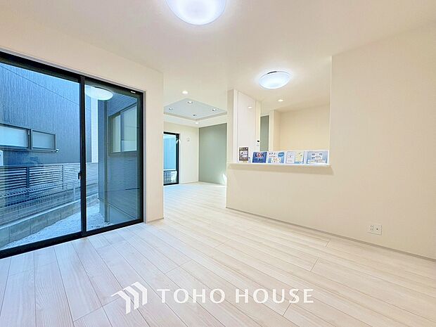 一日の中で多くの時間を過すことになるリビング。爽やかな通風と採光を存分に感じる事が出来る空間です。