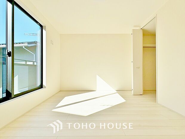 快適な光を取り入れ、心地よい風を取り入れます。心と体をゆったりと安らげる寝室。