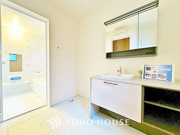 平日の朝であっても、落ち着きとくつろぎを感じられる空間。気持ちよく身だしなみを整えられます。