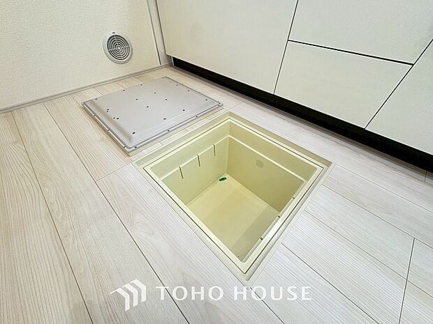 キッチン下部の床下収納は、保存食や季節家電の収納に便利で、点検口の役割も果たします。