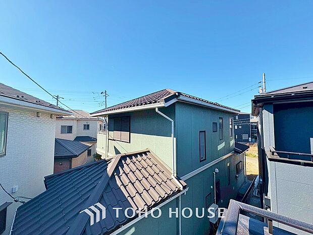 頬をなでる優しい風を感じることが出来るバルコニー。つい深呼吸をしたくなる気持ちの良い眺望です。