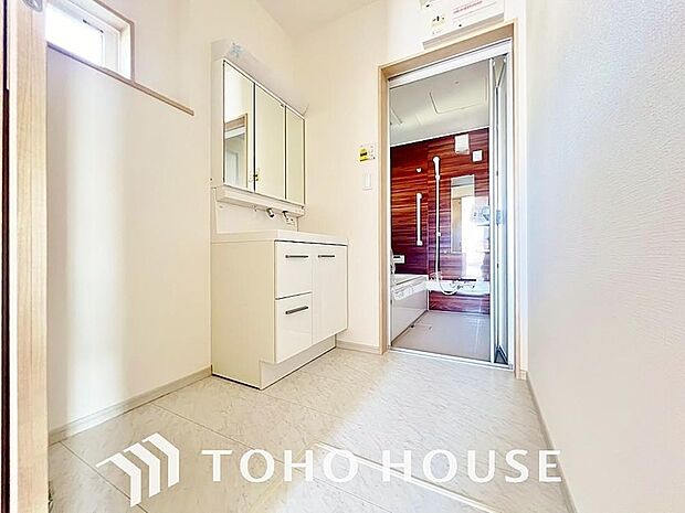 手で洗いたい大切な服など、広く使えると助かる洗面台は汚れの付きにくい形状と素材で造られております。