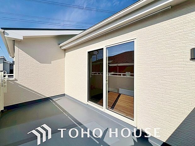 頬をなでる優しい風を感じることが出来るバルコニー。つい深呼吸をしたくなる気持ちの良い眺望です。