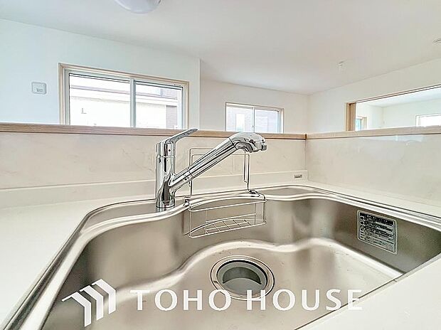 ワンタッチで浄水と原水を切り替えできる浄水器一体型水栓は水道水に含まれる有害物質を除去してくれます。