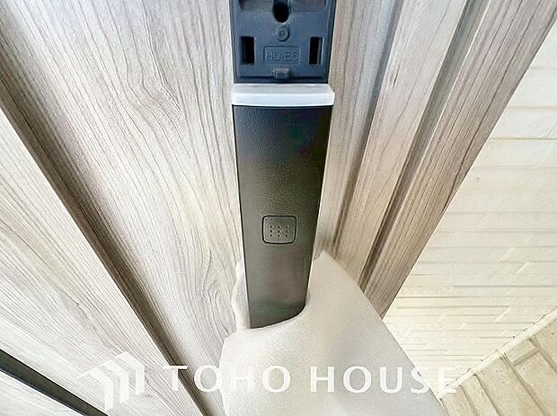 防犯対策への意識が高まっている最近では、補助錠として鍵穴のない電子錠を選ぶ方も増えています。