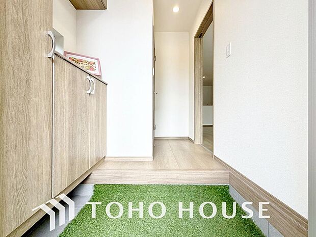 広々とした玄関スペースは何かと重宝します。ベビーカーも楽々置けるゆったりスペースが魅力です。