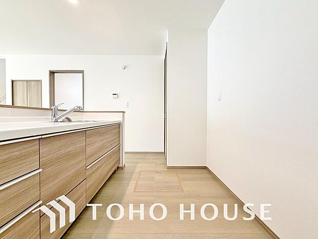 キッチンの収納は、デッドスペースになりやすい箇所を有効活用できる、スライド式収納を採用しました。