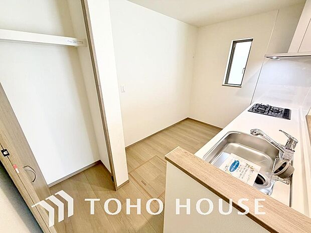 ご家族みんなで調理ができる位のスペースを実現したキッチン空間となっております。