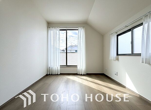 2面採光の居室。明るさの確保と、風の通り道ができることで換気のしやすいお家になっています。