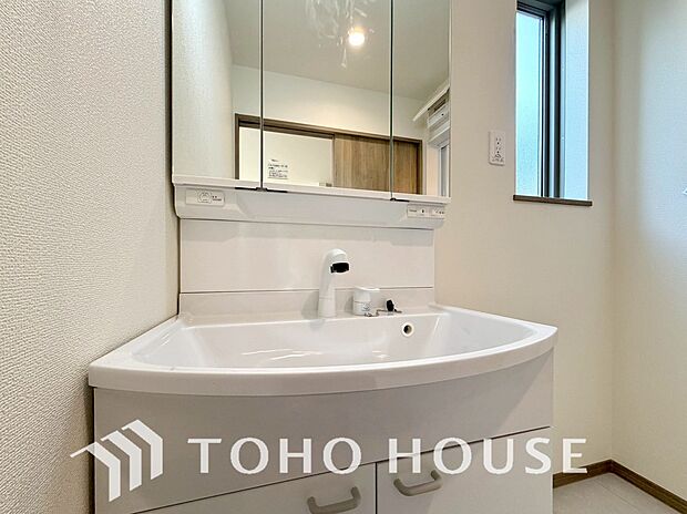 身だしなみのチェックがしやすい大きな鏡、下には収納がたっぷり。スッキリとした空間を演出いたします。