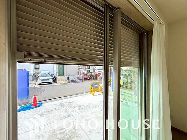 戸建にも防犯機能のシャッターを完備しております。寒い冬でも中からの開閉が可能です。
