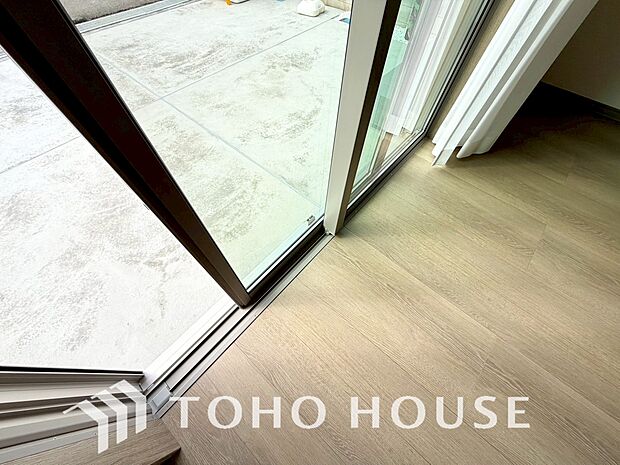 居室のサッシにはペアガラスを採用、高い断熱性による省エネと結露対策に有効です。