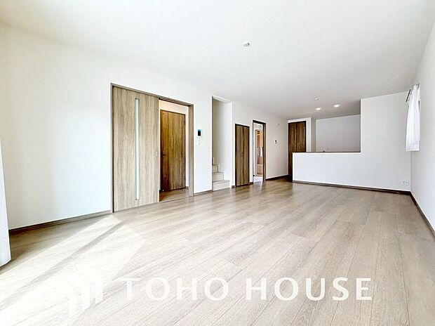 リビングも広く設け、訪れる人々を暖かく迎えてくれます。