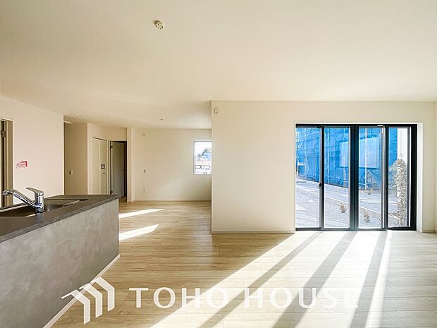 光が注がれる青い空から鮮やかに赤色にゆっくりと染まる。そんな優しい時間がここでは流れてゆく。