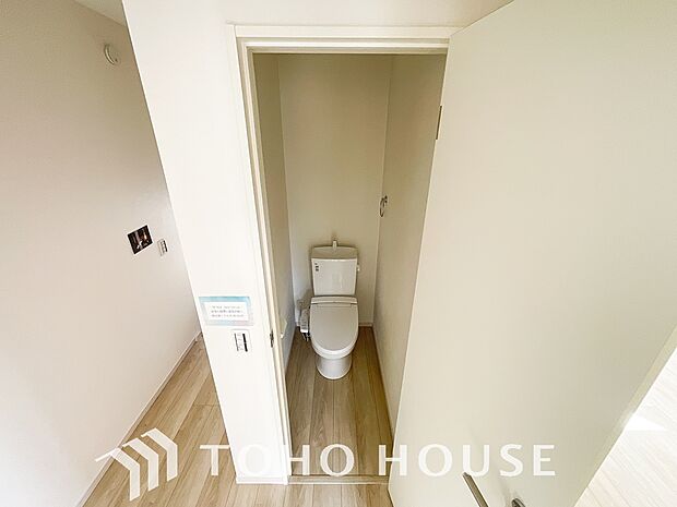 十分な広さと清潔感のあるカラーで纏まったおトイレ。時間に余裕とゆとりを持たせます。