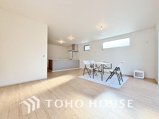 爽やかな通風と採光を存分に感じる事が出来る空間。毎日の暮らしに癒しをもたらす居心地の良いリビング。