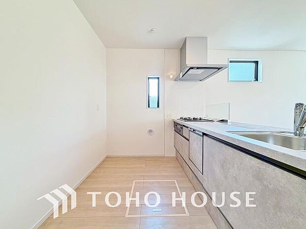 充実した収納スペースを搭載したシステムキッチンは、日々の家事がはかどります。