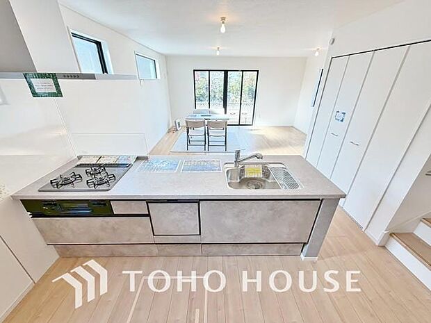 美しく使いやすいキッチン空間。優しい温もりを醸し出すキッチンは料理の為の配慮を随所に注ぎました。