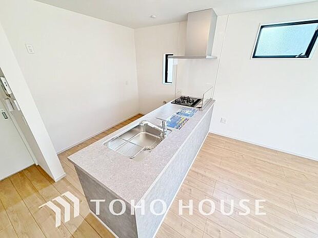 大型の冷蔵庫やレンジボードもしっかり置ける広々としたキッチンスペース。