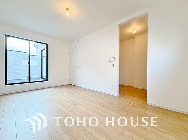 落ち着いたカラーの室内。インテリアやファブリックでお好みのテイストデザインを取り入れて頂けます。