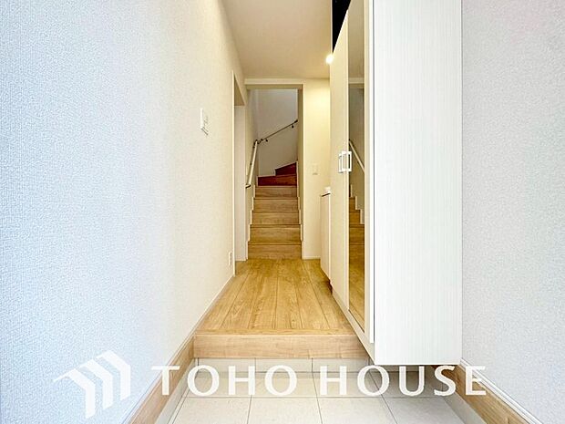 毎日みんなを見送り、そして迎え入れる場所だから。帰りたくなる家をテーマに設計した、自慢の玄関です。