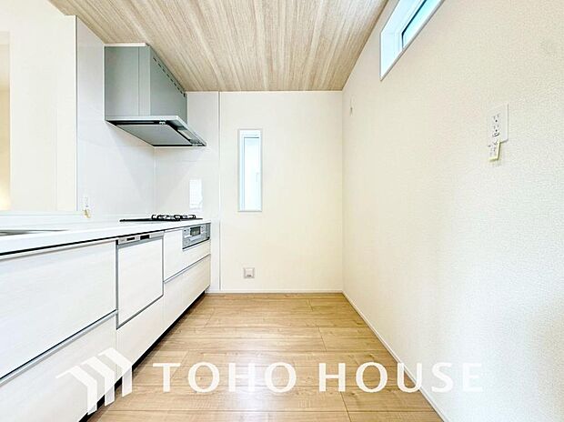 美しく使いやすいキッチン空間。優しい温もりを醸し出すキッチンは料理の為の配慮を随所に注ぎました。