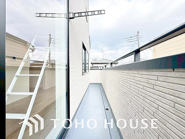 通風・採光に優れ、心地よい光と風があふれています。優しい陽射しが差し込むバルコニーとなっております。