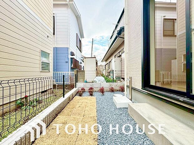 窓の先に庭があると風通しも良く、四季折々の変化も感じとることができそうですね。