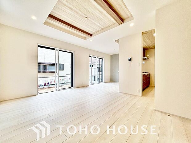 リビングも広く設け、訪れる人々を暖かく迎えてくれます。