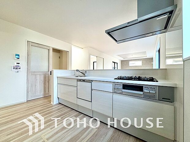 キッチンの収納は、デッドスペースになりやすい箇所を有効活用できる、スライド式収納を採用しました。