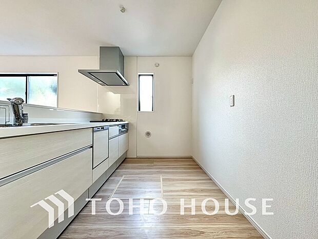 ご家族みんなで調理ができる位のスペースを実現したキッチン空間となっております。