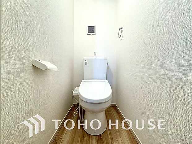 十分な広さと清潔感のあるカラーで纏まったおトイレ。時間に余裕とゆとりを持たせます。