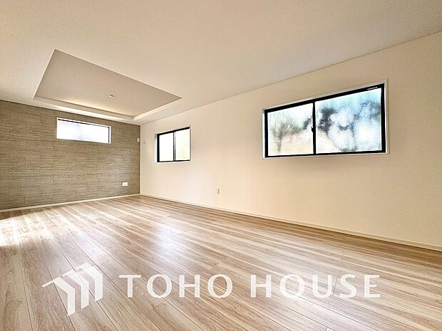 光が注がれる青い空から鮮やかに赤色にゆっくりと染まる。そんな優しい時間がここでは流れてゆく。