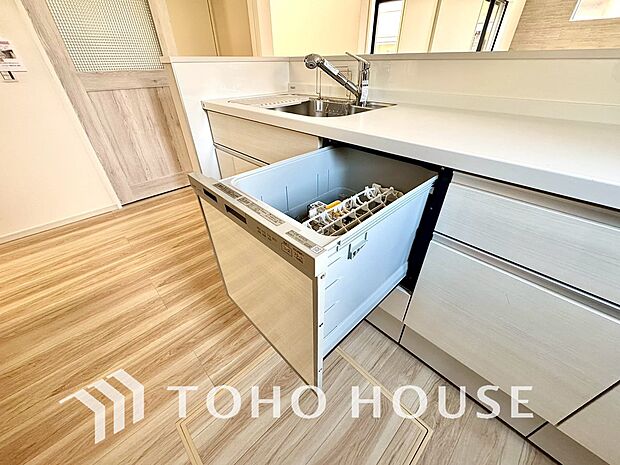 「ビルトインタイプ食器洗乾燥機」通常の手洗いでは使用出来ないほど高温のお湯や高圧水流を使うことにより汚れを効果的に落とすことができる。