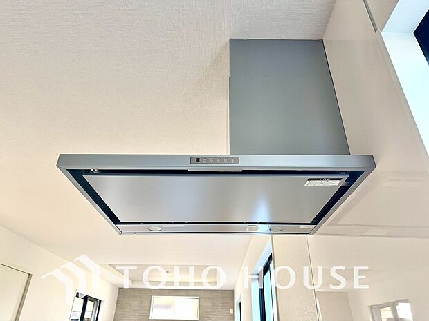 昨今主流のスリムタイプのレンジフード。そのスタイリッシュな見た目から、インテリアとしても高い人気がある型です。また、スリム型の大きなメリットとして、掃除のしやすさがあります。
