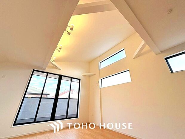 作り手の「気持ちの良いリビングでお過ごししていただきたい」という思いを感じさせます。