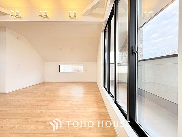 リビングも広く設け、訪れる人々を暖かく迎えてくれます。