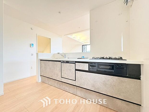 ご家族みんなで調理ができる位のスペースを実現したキッチン空間となっております。