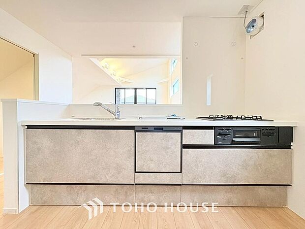 夫婦そろってキッチンに立っても調理がしやすく余裕の広さ。家事をしながら会話も弾みます。