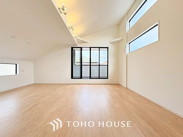 光が注がれる青い空から鮮やかに赤色にゆっくりと染まる。そんな優しい時間がここでは流れてゆく。