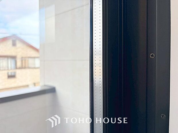 二層のガラスの間に空気層や特殊ガス層を作ることで断熱性能や結露防止効果を高めたサッシを装備してます。