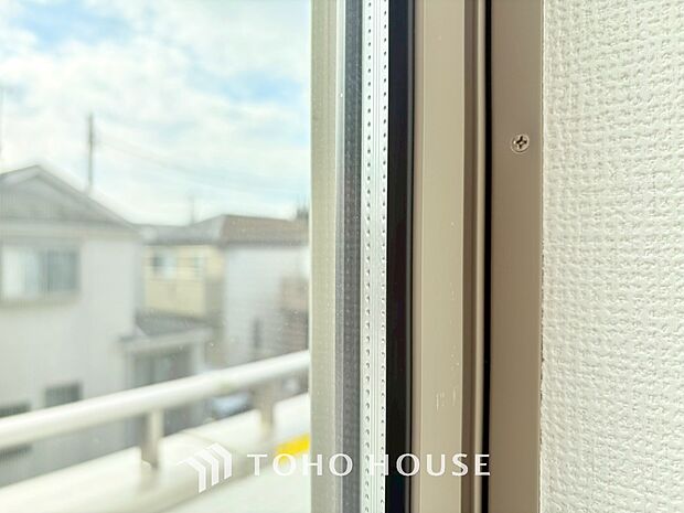 二層のガラスの間に空気層や特殊ガス層を作ることで断熱性能や結露防止効果を高めたサッシを装備してます。